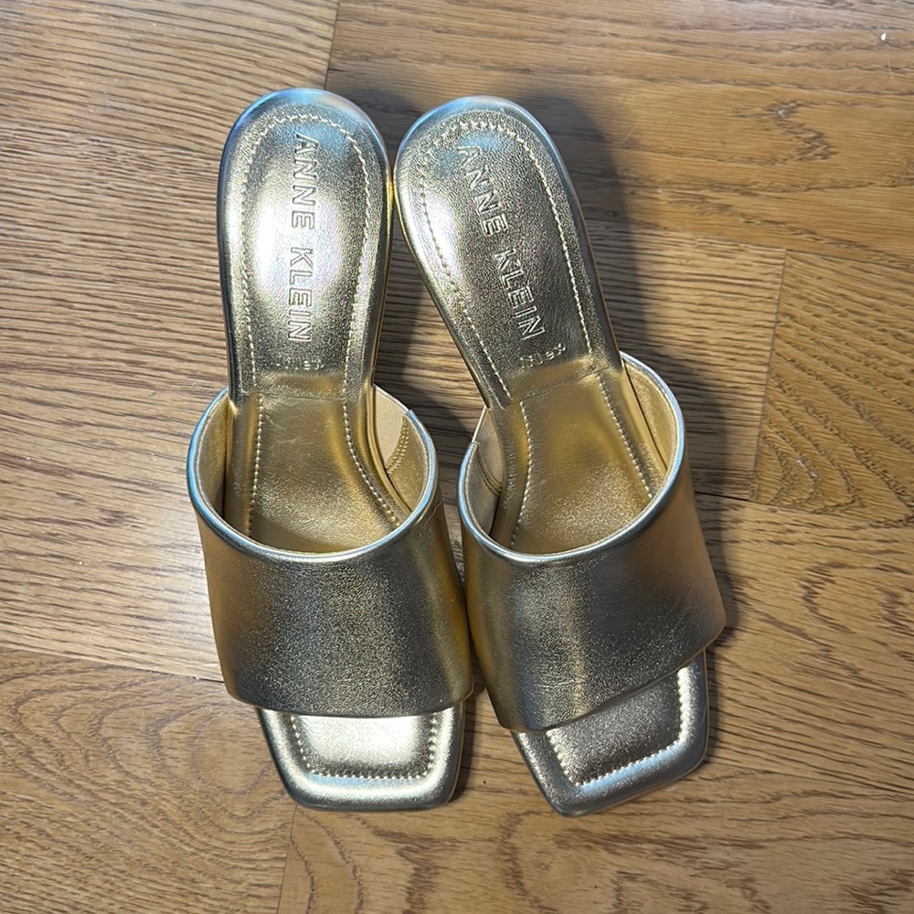 NWOT. Woman’s Anne Klein flex golden low heeled shoes. Size 9.